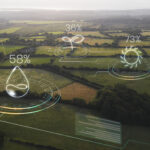 Imagem aérea de uma fazenda com IA e indicadores ESG em destaque. Fonte: rawpixel.com, em Freepik.com.